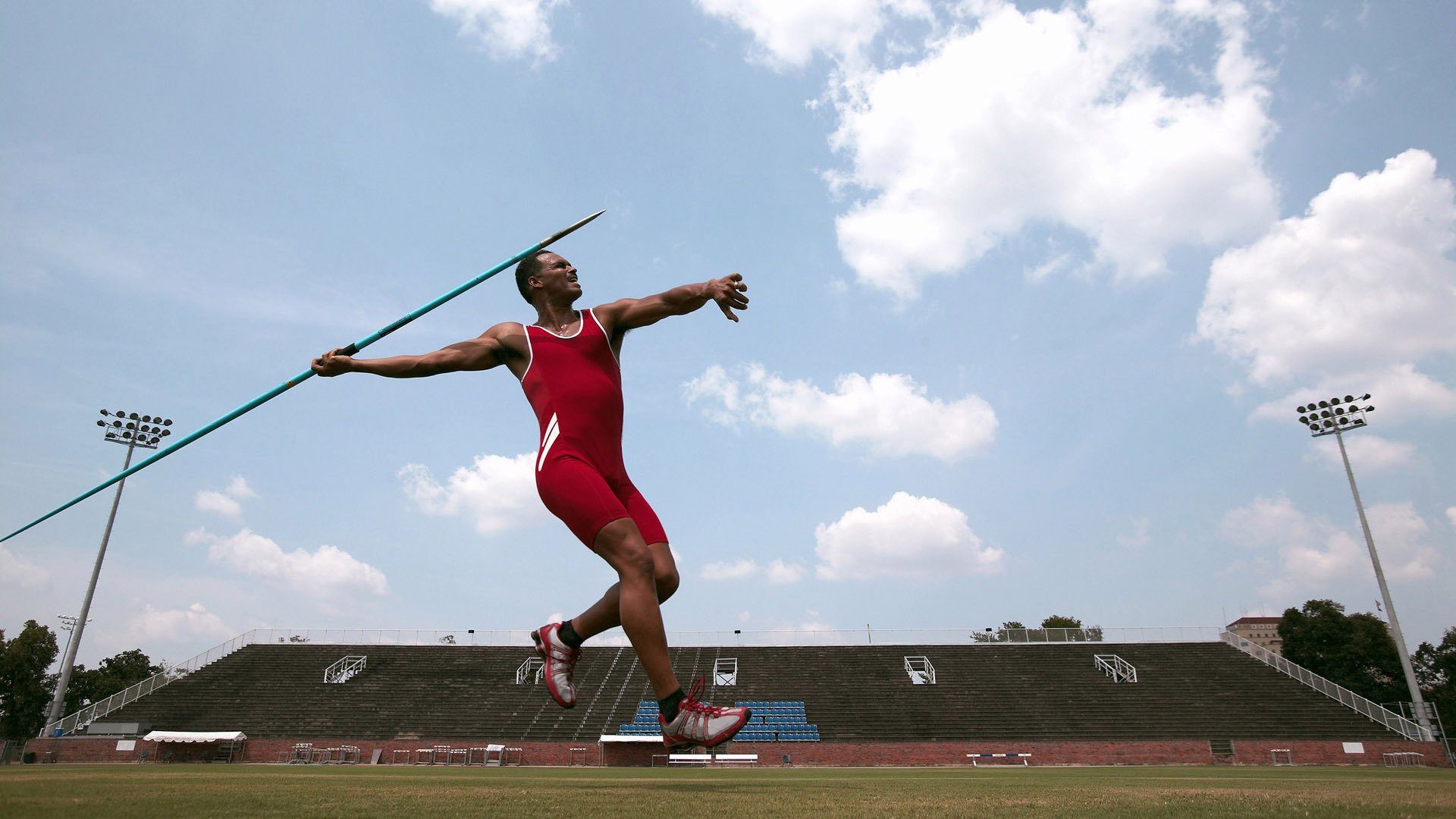 多项目中游泳选手体现团队成长潜力，业余游泳队